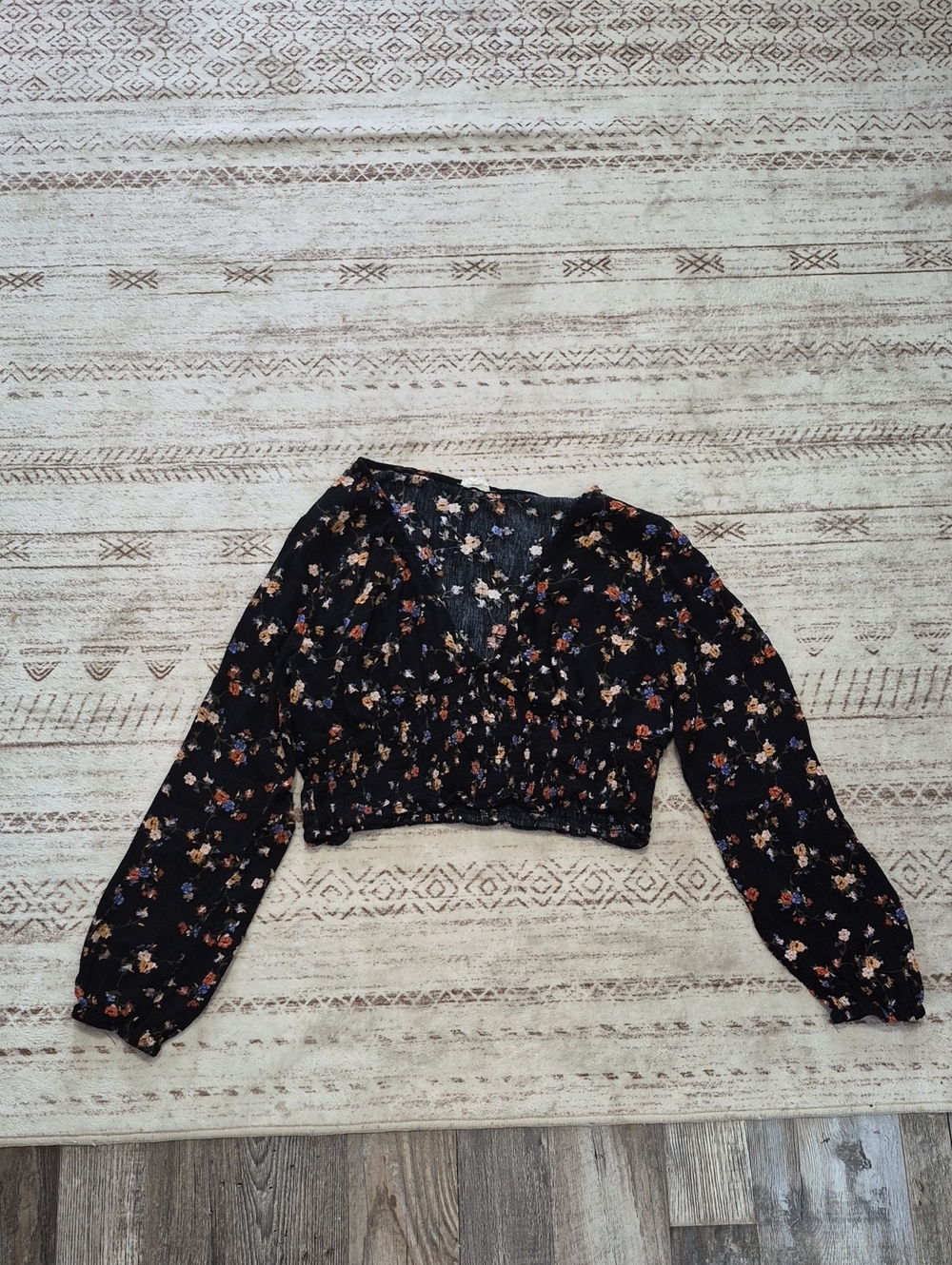 Women's Black Floral V-Neck Long Sleeve Crop Top